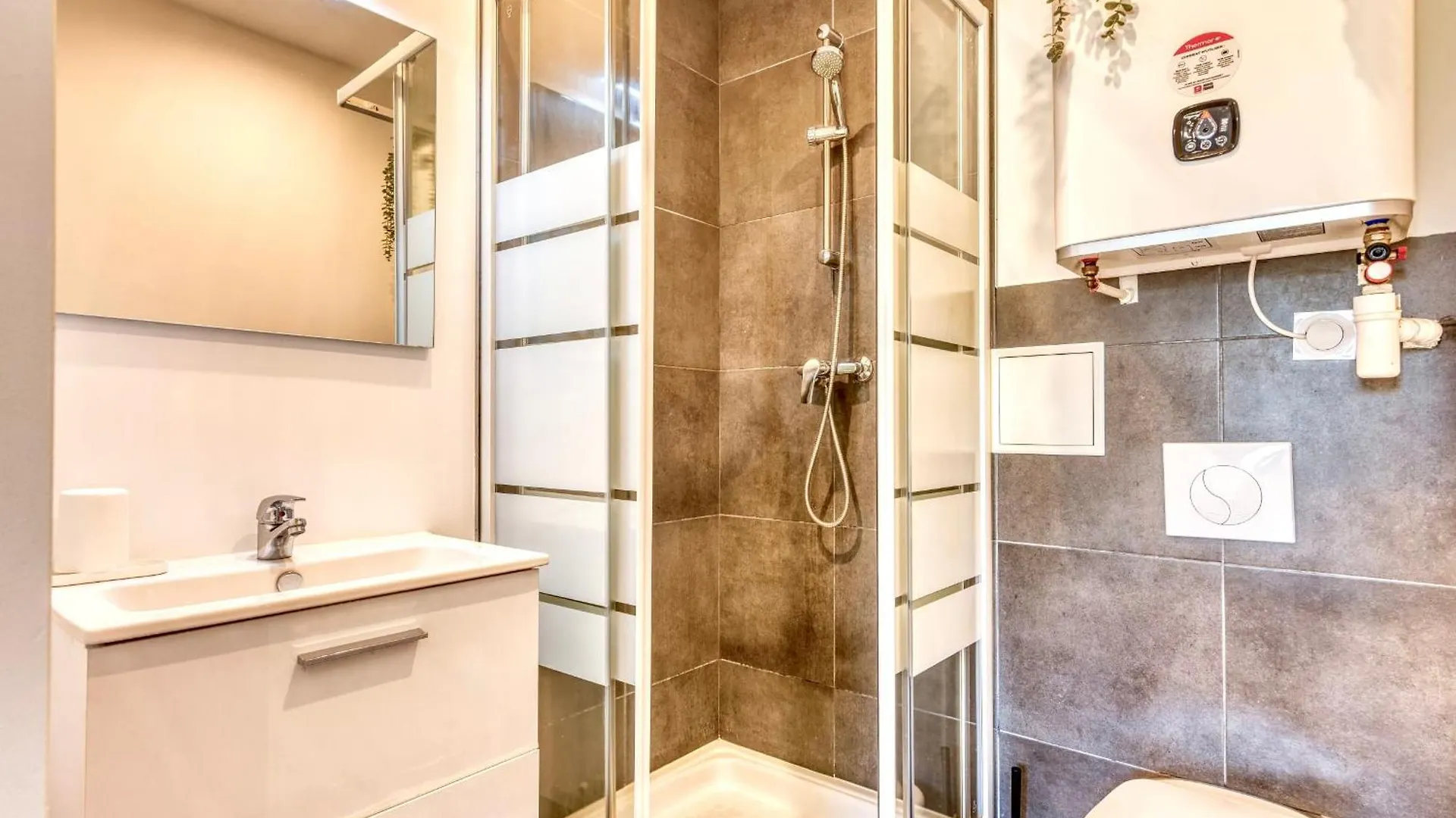 Le Basalte - Confortable Studio Avec Parking Prive Oullins Apartment